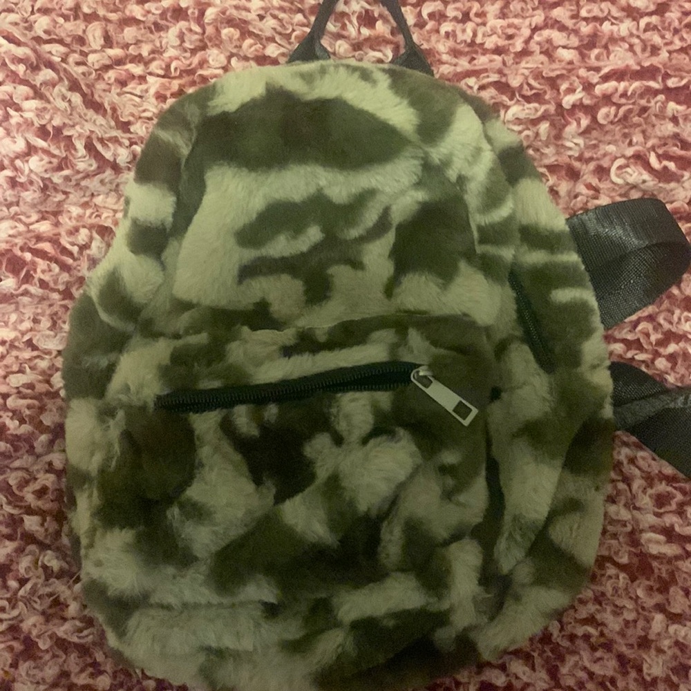 This bag go right with Travel and all type of fashion choices